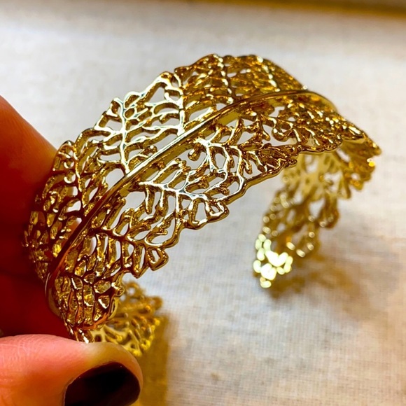 Stella & Dot | Dainty Gold⚜️‘Retired’ Gold Grace Cuff Bracelet - Picture 4 of 16